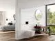 Badezimmeransicht mit moderner Ideal Standard-WT-Armatur an einem schlichten Waschbecken, wandmontiert, vor marmoriertem Fliesenhintergrund und einem großen Fenster.